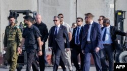 Госсекретарь США Энтони Блинкен (в центре) идет с министром обороны Израиля Йоавом Галлантом (в центре) на пограничном переходе Керем-Шалом с сектором Газа на юге Израиля 1 мая 2024 года