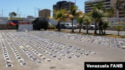 Paquetes de cocaína incautados por funcionarios del Comando de Vigilancia Costera de Venezuela, en una embarcación en la playa La Poza, península de Araya, estado Sucre. Abril 24 de 2021. Foto: Cortesía @LopezvargasR. 
