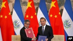 薩爾瓦多外交部長卡斯塔內達與中國外長王毅簽署兩國建交文件（2018年8月21號 資料照）