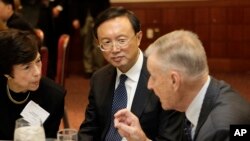2009年3月12日,中国外长杨洁篪在美国战略与国际研究中心演讲前和美国知名鹰派战略理论家、美国最有影响力的外交政策智囊之一兹比格涅夫·布热津斯基(Zbigniew Brzezinski)等人共进午餐