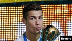 Cristiano Ronaldo tient le trophée du Mondial des clubs, au stade Yokohama, Japon, le 18 décembre 2016/