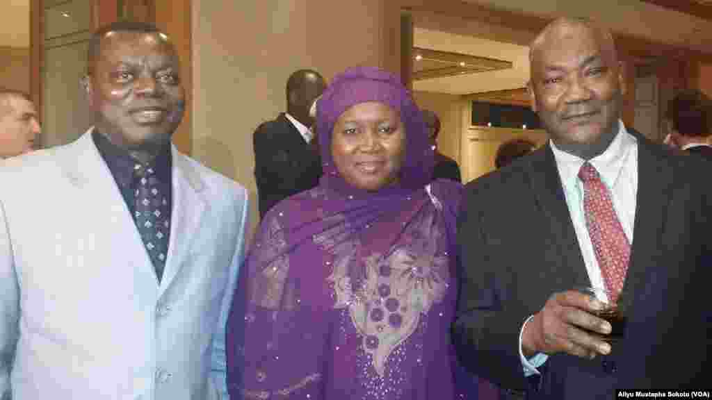 Aliyu Mustafa Sokoto Tare Da Hajiya Amina Zakari Shugabar Hukumar Zaben Najeriya Da Shugaban Sashin Hausa Na Muryar Amurka Mr Leo Keyen, Satumba 29, 2015. 