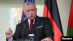 El rey Abdullah II de Jordania se dirige a una conferencia de prensa, después de un diálogo con el canciller alemán Olaf Scholz, en la Cancillería de Berlín, Alemania, el 17 de octubre de 2023.