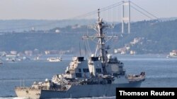 지난 26일 미국 해군의 유도미사일구축함 로스함이 흑해에 있는 터키의 보스포러스 해협에서 항해하고 있다. 