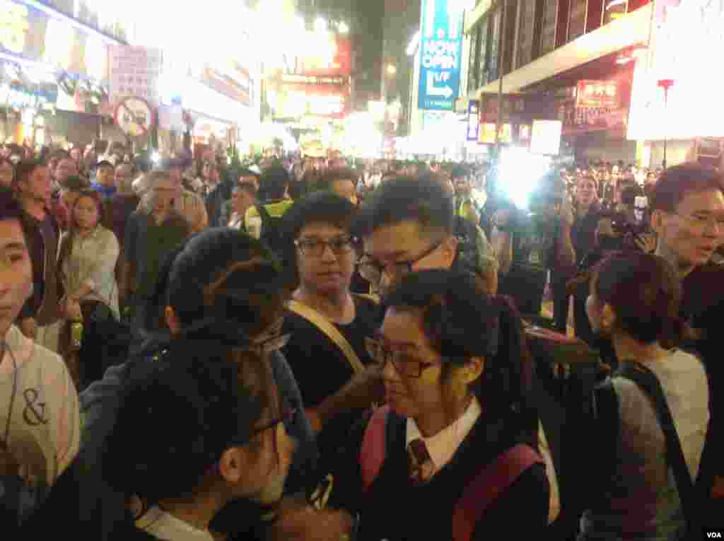 大批市民連續第二晚在旺角與警方「巷戰」 (美國之音海彥拍攝 )