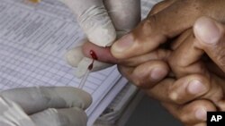 Kampanye kepedulian HIV/AIDS di Afrika Selatan sukses, terbukti lebih banyak masyarakat melakukan tes, meningkatnya kesadaraan penggunaan kondom dan sunat bagi laki-laki (foto: dok.).