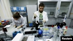 Petugas laboratorium anti doping di Moskow, Rusia, Ilya Podolsky dan Natalia Bochkaryova, 24 Mei 2016 (Foto: dok).