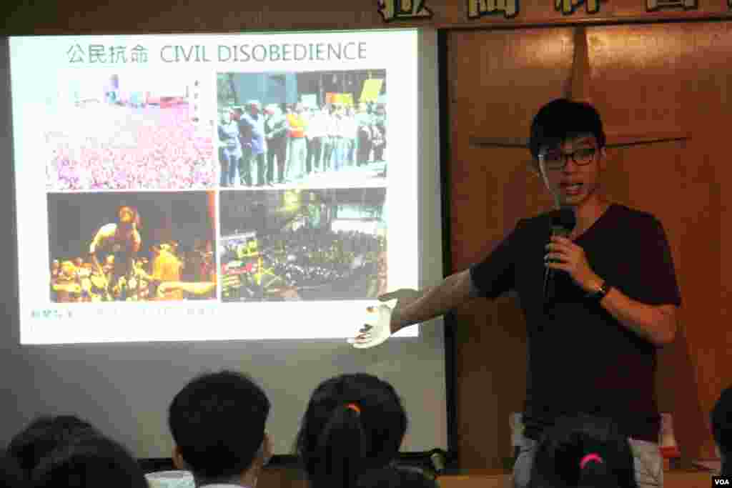 学民思潮举行中学生“公民教室”宣讲活动 (美国之音海彦拍摄)