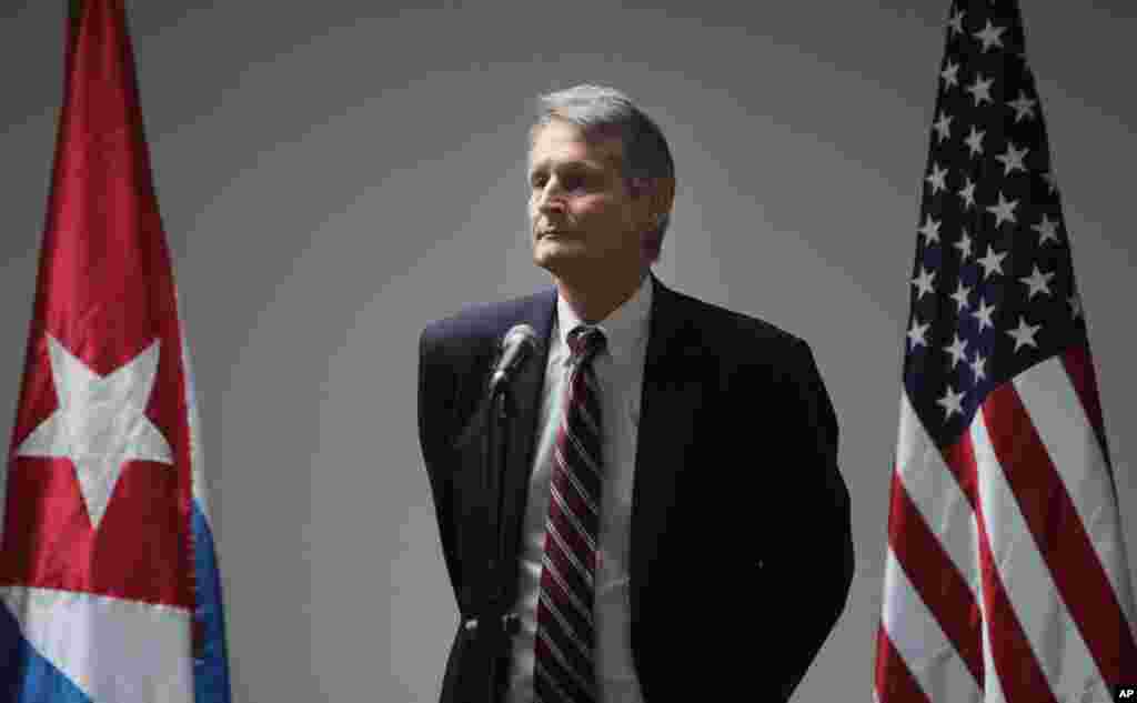 Alex Lee, deputy Assistant Secretary at the U.S. State Department's Bureau of Western Hemisphere Affairs, takes part in a briefing after participating in talks with Cuba, in Havana, Jan. 21, 2015.