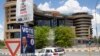 Des affiches électorales à Windhoek, en Namibie, le 24 novembre 2024 avant les élections prévues le 27 novembre 2024. AP / Esther Mbathera