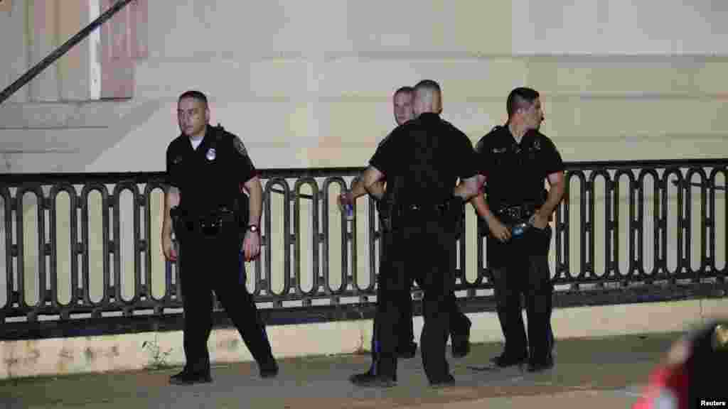 La police déployée à l’extérieur de l'église AME Emanuel suite à une fusillade mercredi 17 juin 2015.