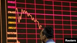 Seorang investor mengamati monitor yang menunjukkan informasi harga saham pada Indeks Komposit Shanghai di Beijing, China Rabu (26/8).