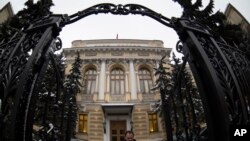 Країни G7 шукають шляху передачі близько 300 мільярдів доларів з активів Центрального банку Росії (на фото) для допомоги Україні у її протистоянні російській агресії та як компенсацію за збитки. (AP Photo/Олександр Земляніченко)