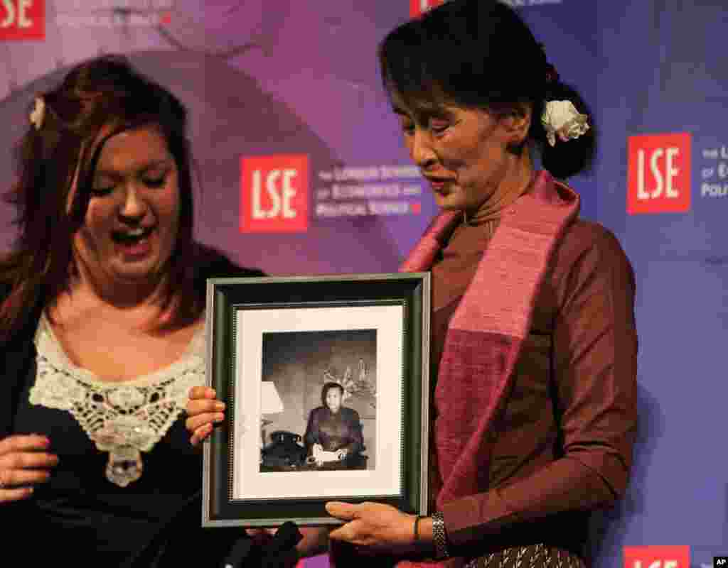 Bà Aung San Suu Kyi được trao tặng hình của cha bà tại London nhân ngày sinh nhật của bà, sau khi tham dự một cuộc hội thảo tại trường Kinh tế và Khoa học Chính trị London, ngày 19 tháng
