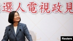 台湾总统、民进党总统候选人蔡英文在第二场电视政见辩论会后对媒体讲话。（2019年12月25日）