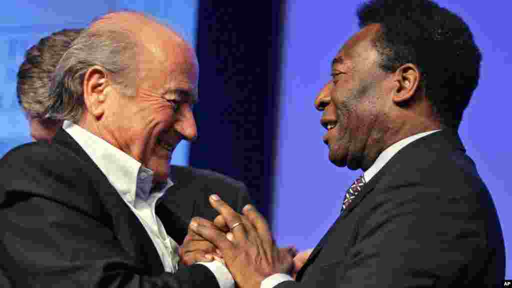 Mashahurin dan kwallon Brazil Pele tare da Sepp Blatter, Shugaban Fifa. 
