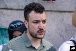 Mahmud Halil o'tgan yili Kolumbiya universitetida Falastinni yoqlovchi, Isroilni qoralovchi namoyishlarga yetakchilik qilgan