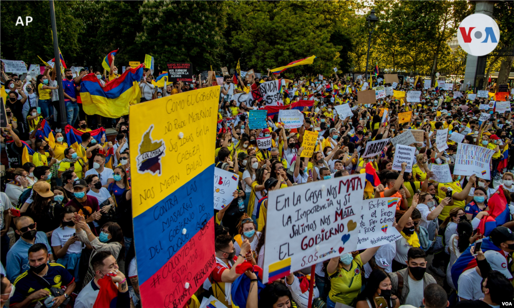 Las personas se reúnen durante una protesta contra la violencia que está sucediendo en Colombia. Madrid, España, 6 de mayo de 2021.