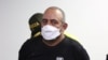 Dairo Antonio Usuga David, alias "Otoniel", máximo líder del clan del Golfo, es escoltado por policías luego de ser capturado, en Bogotá, Colombia el 23 de octubre de 2021. Fotografía tomada por Policía colombiana / vía REUTERS.