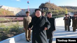 북한 김정은 국방위원회 제1위원장이 지난달 3일 준공식이 열린 백두산영웅청년발전소를 시찰한 가운데, 최룡해 노동당 비서가 김 제1위원장의 오른쪽 뒤에서 수행하고 있다. (자료사진)