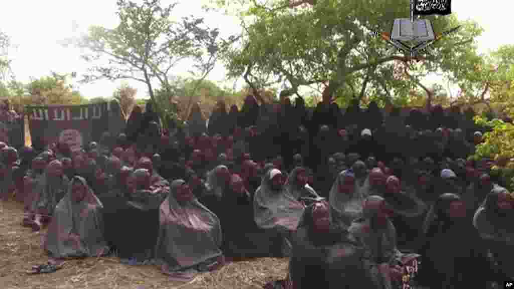 L'image d'une vidéo prise par le réseau terroriste Boko Haram au Nigeria, montre les filles enlevées dans la ville du nord de Chibok. (AP Photo / File)