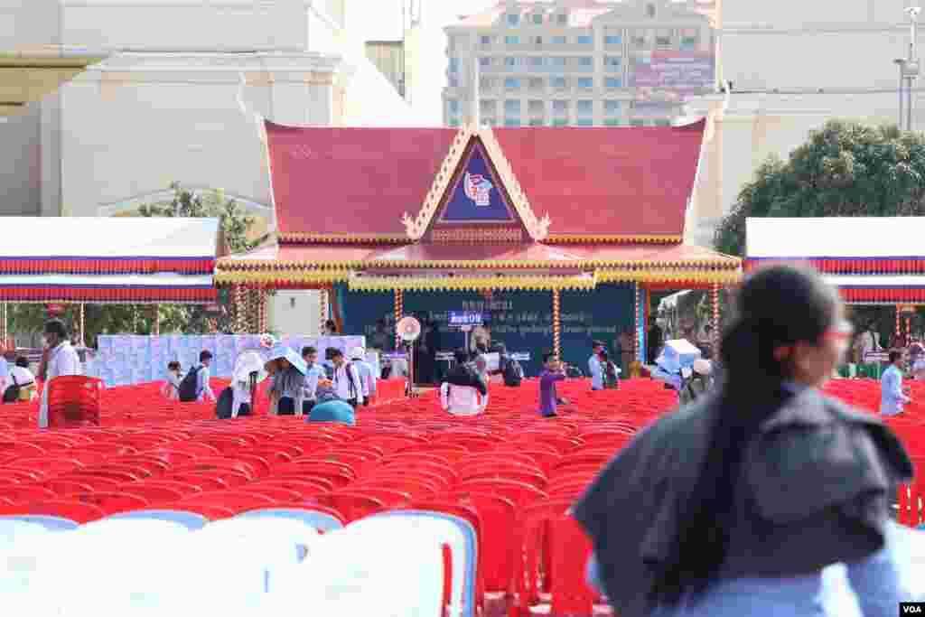 ទីកន្លែងប្រារព្ធទិវា៧មករា ដែលធ្វើឡើងនៅកោះពេជ្រ ដោយនឹងមានអ្នកចូលរួមទៅដល់ជិត៥ម៉ឺននាក់។ អ្នកនាំពាក្យគណបក្សប្រជាជនកម្ពុជា លោក សុខ ឥសាន បានបញ្ជាក់ថា កំណើនអ្នកចូលរួមនេះ គឺធ្វើឡើងតាមសំណូមពររបស់ប្រជាពលរដ្ឋ។ (ស៊ុន ណារិន/VOA)