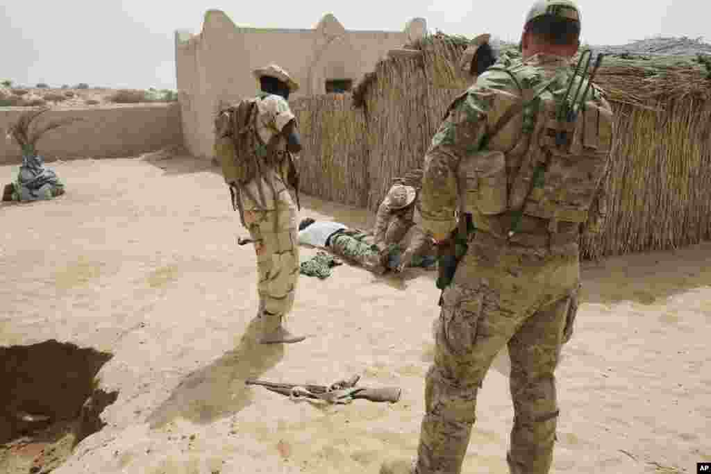 Sous la supervision d'un membre des forces spéciales américaines, à droite, les troupes tchadiennes et nigérianes participent à un exercice de libération d'otages dans une opération baptisée Flintlock, à Mao, Tchad, samedi 7 Mars 2015.