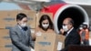 El embajador chino en Bolivia, Huang Yazhong, la canciller boliviana Karen Longaric y el ministro de sanidad Anibal Cruz recibiendo insumos médicos procedentes de China en el aeropuerto El Alto de La Paz (Bolivia). 