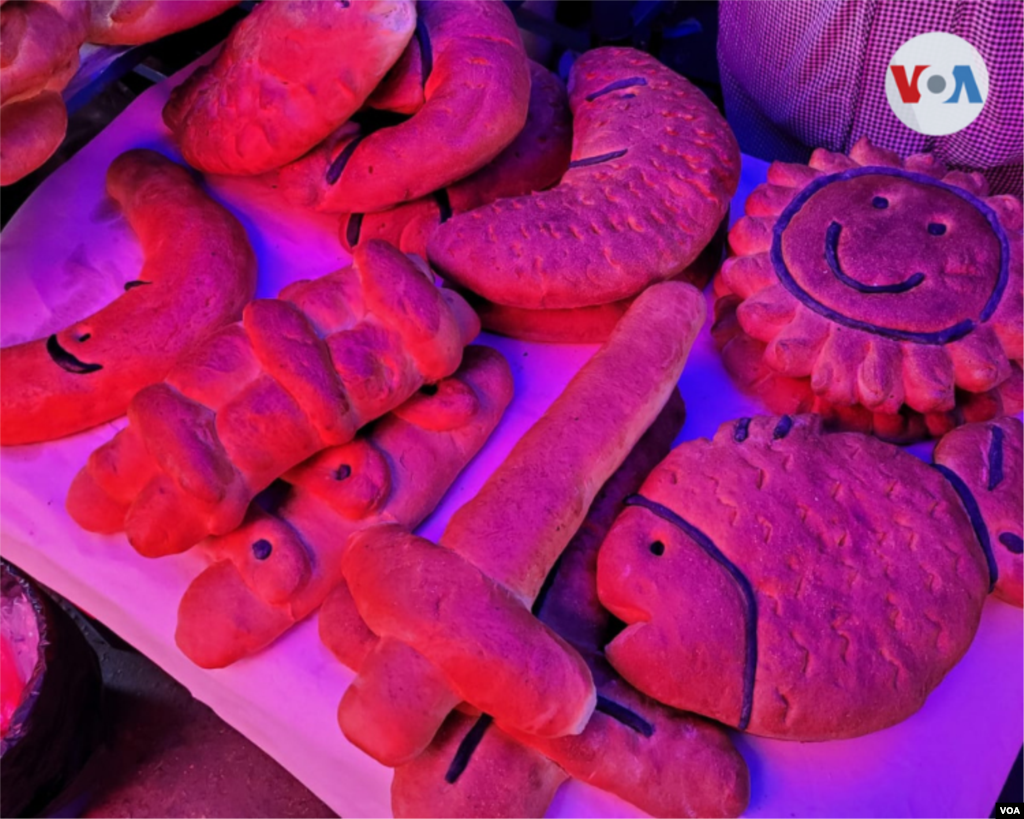 Uno de los elementos más populares es la t’antawawa, una palabra aimara que significa pan (tanta) y bebé o niño (wawa). Con días de anticipación, las panaderías locales las preparan para luego comercializarlas en ferias populares o atender pedidos específicos de las familias.