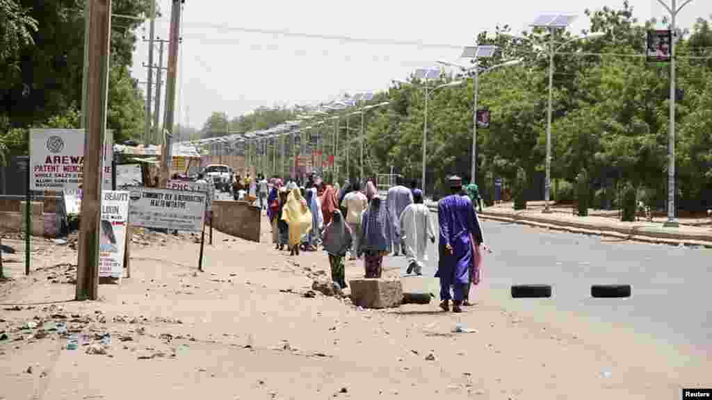 'Yan gudun hijira kusa da Maiduguri.