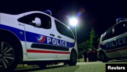 Une voiture de police sur la scène du meurtre à Magnanville, France, June 14, 2016.