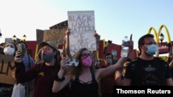Manifestantes confrontan a la policía en Minneapolis, Minnesota, durante las protestas por la muerte del afroestadounidense George Floyd en custodia policial.