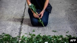 Seorang pekerja seni menampilkan pertunjukkan di distrik Causeway Bay, Hong Kong, 3 Juni 2021 untuk mengenang korban tragedi demo di Tiananmen pada 1989.