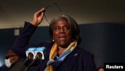 La embajadora de Estados Unidos ante las Naciones Unidas, Linda Thomas-Greenfield, habla con miembros de los medios de comunicación, en la sede de la ONU en la ciudad de Nueva York , Nueva York, EEUU, el 23 de febrero de 2023.