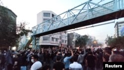伊朗首都德黑蘭民眾2022年9月21日舉行示威抗議阿米尼在押期間離奇死亡。 （路透社）