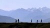 Para pendaki gunung Alpen di 'Kitzbuehler Horn' pada ketinggian 1.996 meter, dekat Kitzbuehl, Austria, 27 Oktober 2019. (Foto: AP / Matthias Schrader).