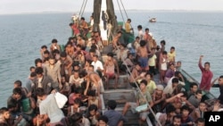 Para migran menunggu diselamatkan oleh nelayan Aceh di kapal mereka di lepas pantai Aceh Timur, 20 Mei 2015. (Foto: Dok)