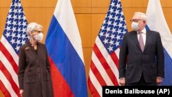La secrétaire d'État adjointe américaine Wendy Sherman, à gauche, et le vice-ministre russe des Affaires étrangères Sergei Ryabkov participent à des discussions sur la sécurité à Genève, en Suisse, lundi 10 janvier 2022.