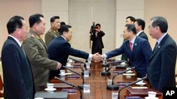 12일 고위급 접촉을 위해 판문점 평화의 집에서 만난 김규현 한국 청와대 국가안보실 1차장(오른쪽 두번째)과 북측 대표인 원동연 노동당 통일전선부 제1부부장이 악수하고 있다. (자료사진)