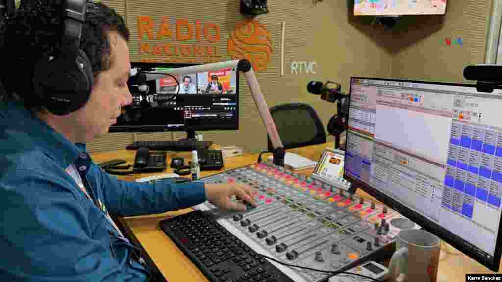 El técnico productor Mauricio Moreno fue amenazado y desplazado de Arauca en 2018. Tras una convocatoria de las emisoras de paz, Moreno entró a formar parte del equipo de la radio de Mesetas en 2022. 
