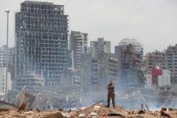 Seorang tentara berdiri di lokasi ledakan di pelabuhan Beirut, Lebanon,6 Agustus 2020.