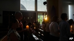 Fieles sostienen velas durante la Misa de vigilia de Pascua en la Catedral Metropolitana de Managua, Nicaragua, el sábado 8 de abril de 2023. (Foto AP/Inti Ocon)