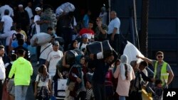 Ratusan pengungsi dan migran tiba di pelabuhan Thessaloniki, Yunani utara, Senin, 2 September 2019. 