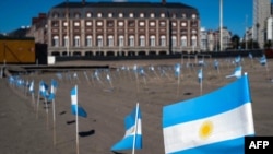 Gambar yang dirilis oleh Telam menunjukkan bagian dari 504 bendera yang dipajang di pantai untuk menghormati korban Covid-19 di Mar del Plata, Provinsi Buenos Aires, Argentina, 8 Oktober 2020. (Foto: AFP)