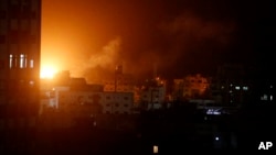Sebuah ledakan dari serangan udara Israel terlihat dari gedung keamanan Hamas di Kota Gaza, 25 Maret 2019. 