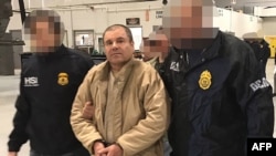 Hoakin El Čapo Guzman na meksičkom aerodromu pre izrušenja u SAD, januar 2017.