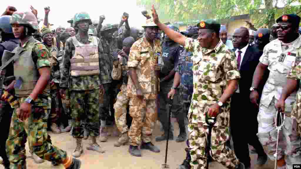 Shugaba Goodluck Jonathan ya ziyarci garin Baga dake jihar Borno, don yabawa dakarun Najeriya da suka kwato yankunan da a da suke hannun ‘yan Boko Haram.