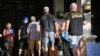 Des personnes font la queue pour voter au premier tour du vote anticipé dans un bureau de vote, le 21 octobre 2024, à Daytona Beach, en Floride. (Photo de Miguel J. Rodriguez Carrillo / AFP)