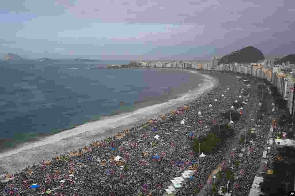People pack Copacabana beach in Rio de Janeiro for Pope Francis' final mass for World Youth Day, July 28, 2013.