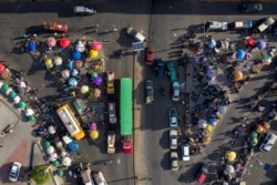 Esta vista aérea muestra a personas comprando en un mercado callejero el 10 de julio de 2021, tras el magnicidio contra el presidente de Haití Jovenel Moise.